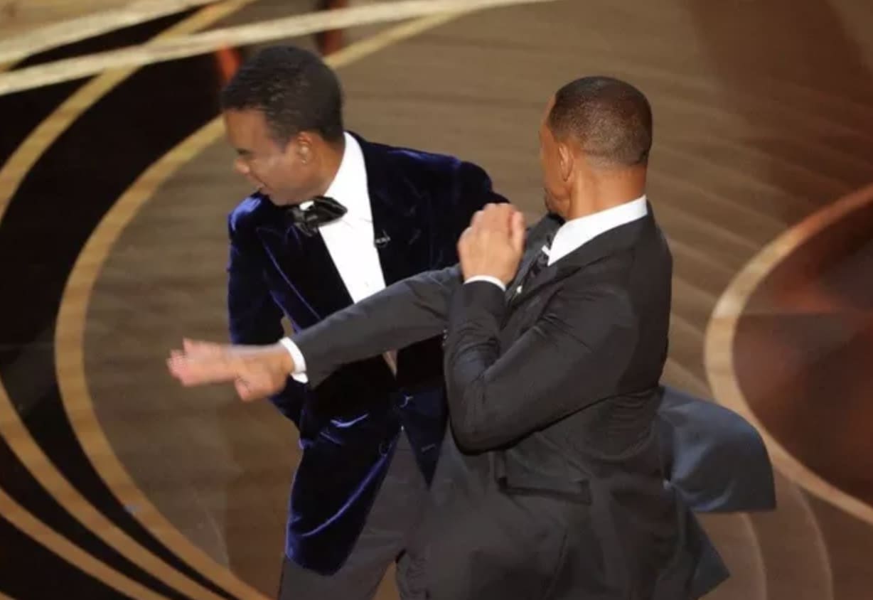 Will Smith dá tapa no rosto de Chris Rock durante a cerimônia do Oscar de 2022