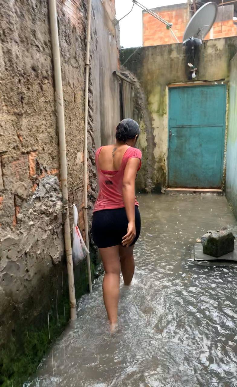 Moradores do bairro Jardim Industrial, em Contagem, se queixam dos alagamentos recorrentes