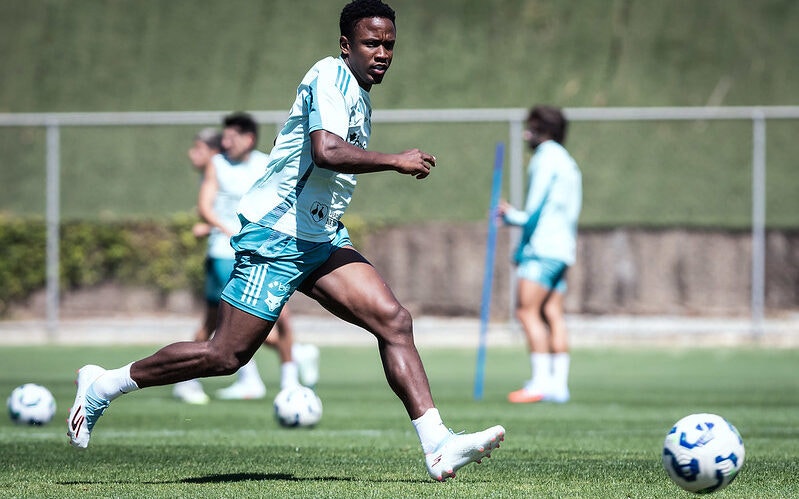 O atacante Sinisterra é o mais velho dos quatro reforços do Cruzeiro nesta janela de transferências (Foto: Gustavo Aleixo/Cruzeiro)