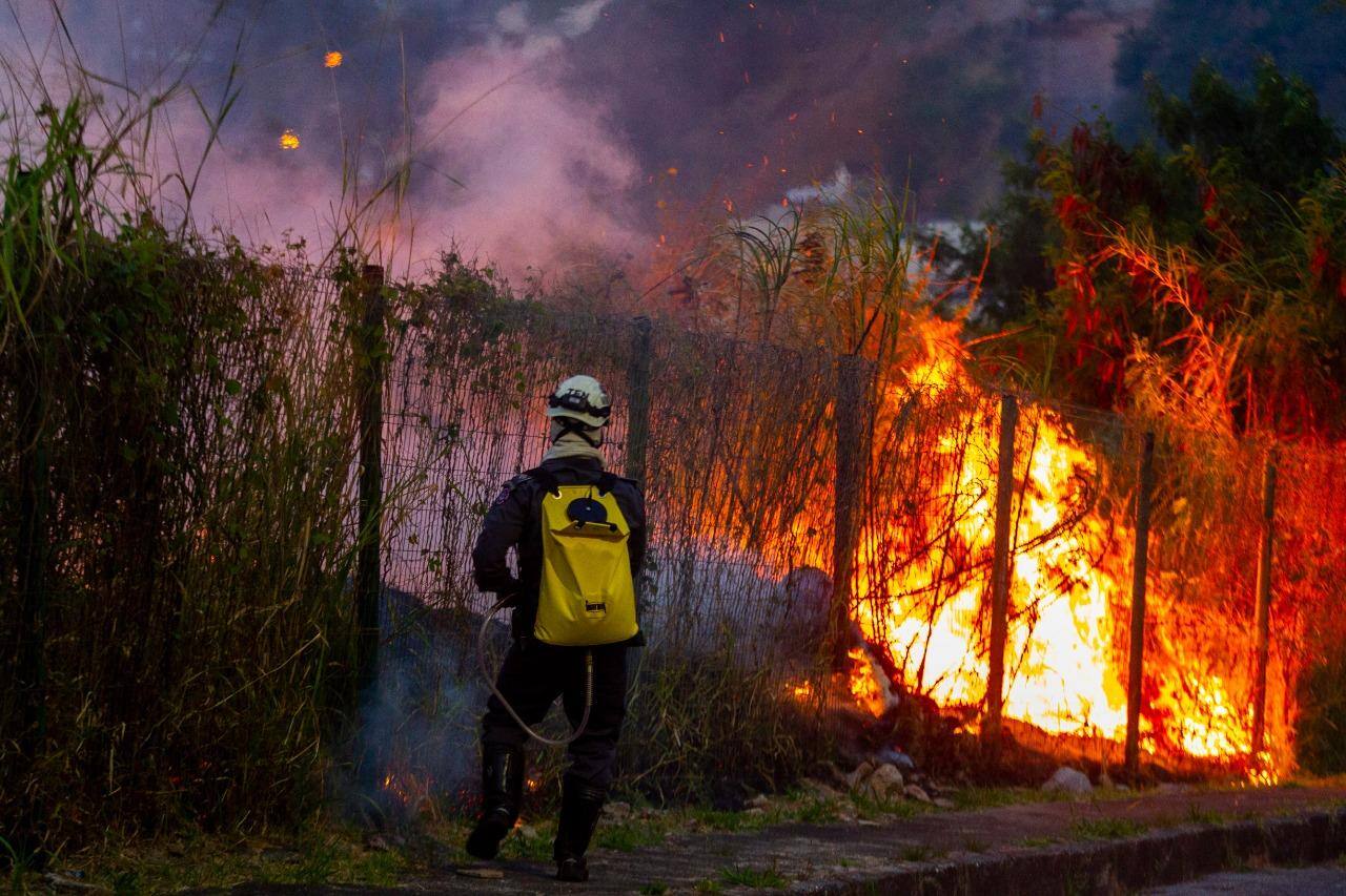 Incêndio em vegetação no Buritis se aproxima de imóveis