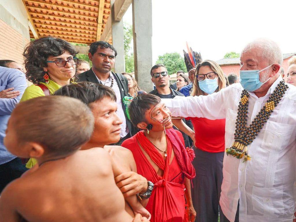 Lula visitou região do povo Yanomami neste sábado junto com comitiva de ministros