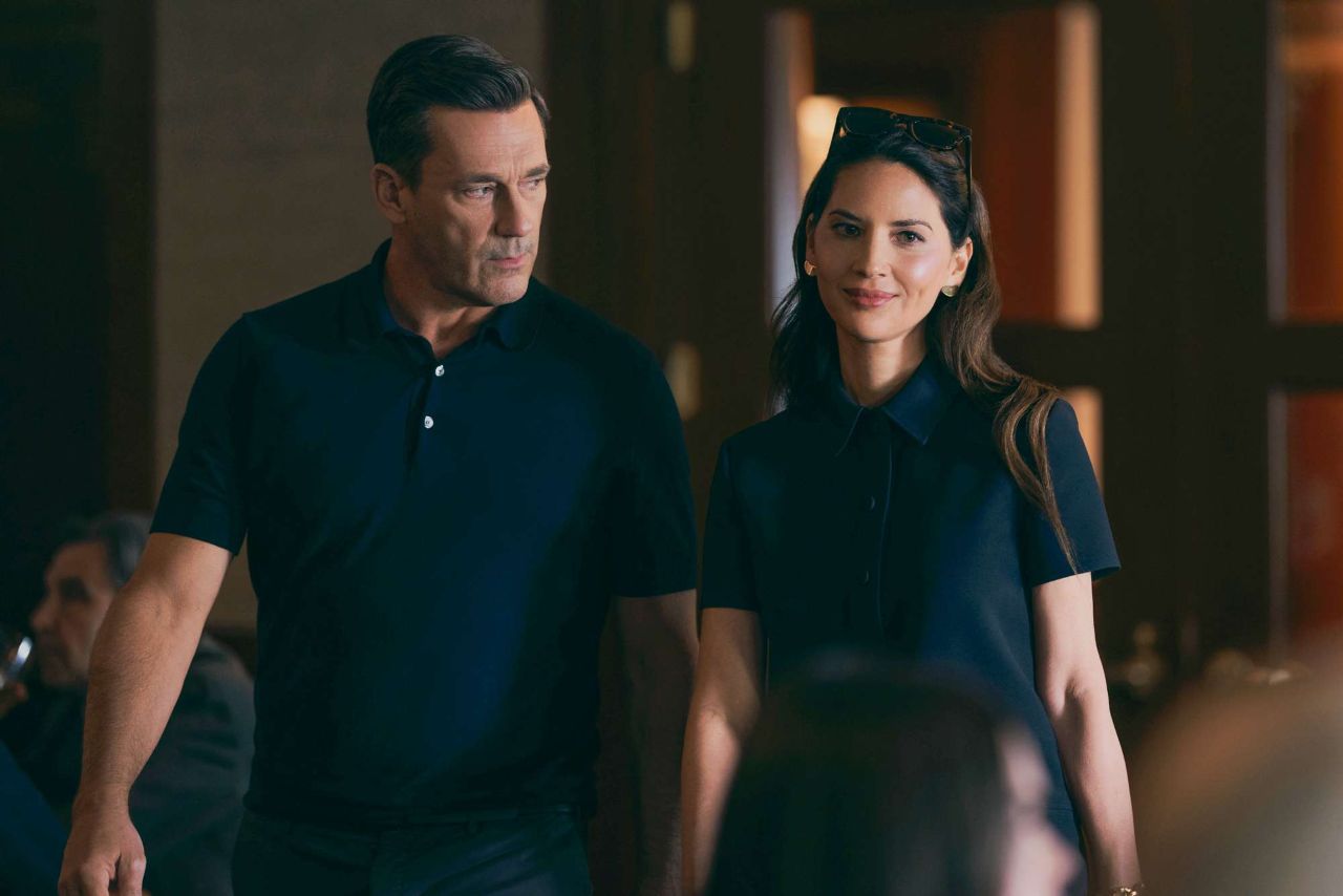 John Hamm e Olivia Munn em cena de 'Seus Amigos e Vizinhos'