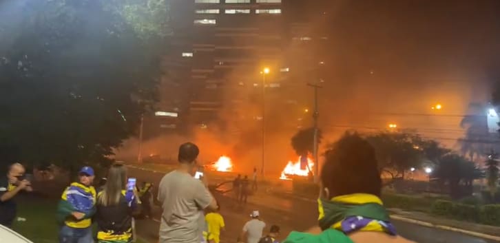 Pessoas de verde e amarelo incendeiam e depredam carros estacionados próximos a sede da PF