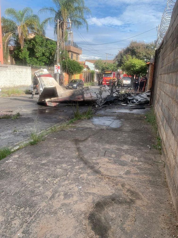 Avião caiu entre as ruas Minerva e Nadir, no bairro Caiçara