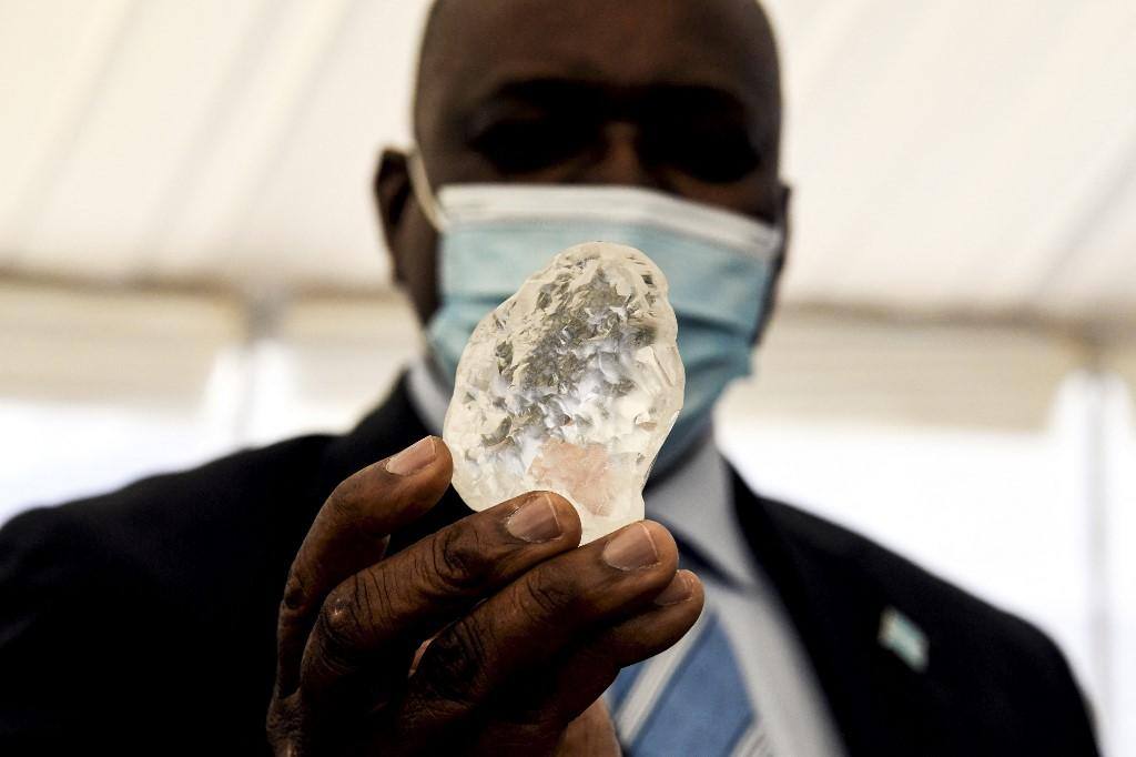 Terceiro maior diamante do mundo, com 1098 quilates, é descoberto na África