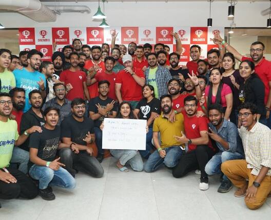 Foto de equipe da empresa indiana que multa funcionários que entrarem em contato com colegas de férias