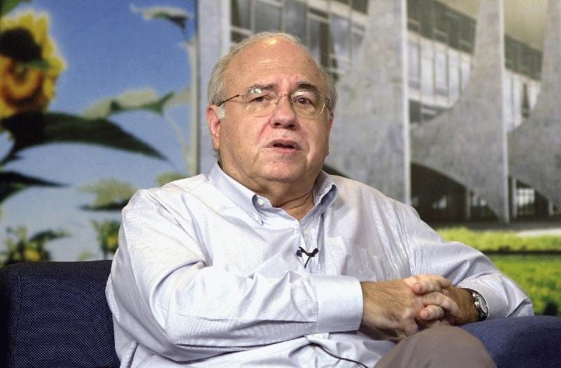 Escritor Luis Fernando Verissimo recebe alta