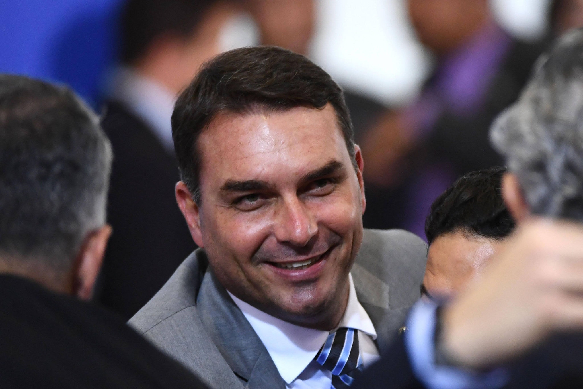 Flávio Bolsonaro diz que mansão de R$ 6 milhões foi comprada com venda de imóvel