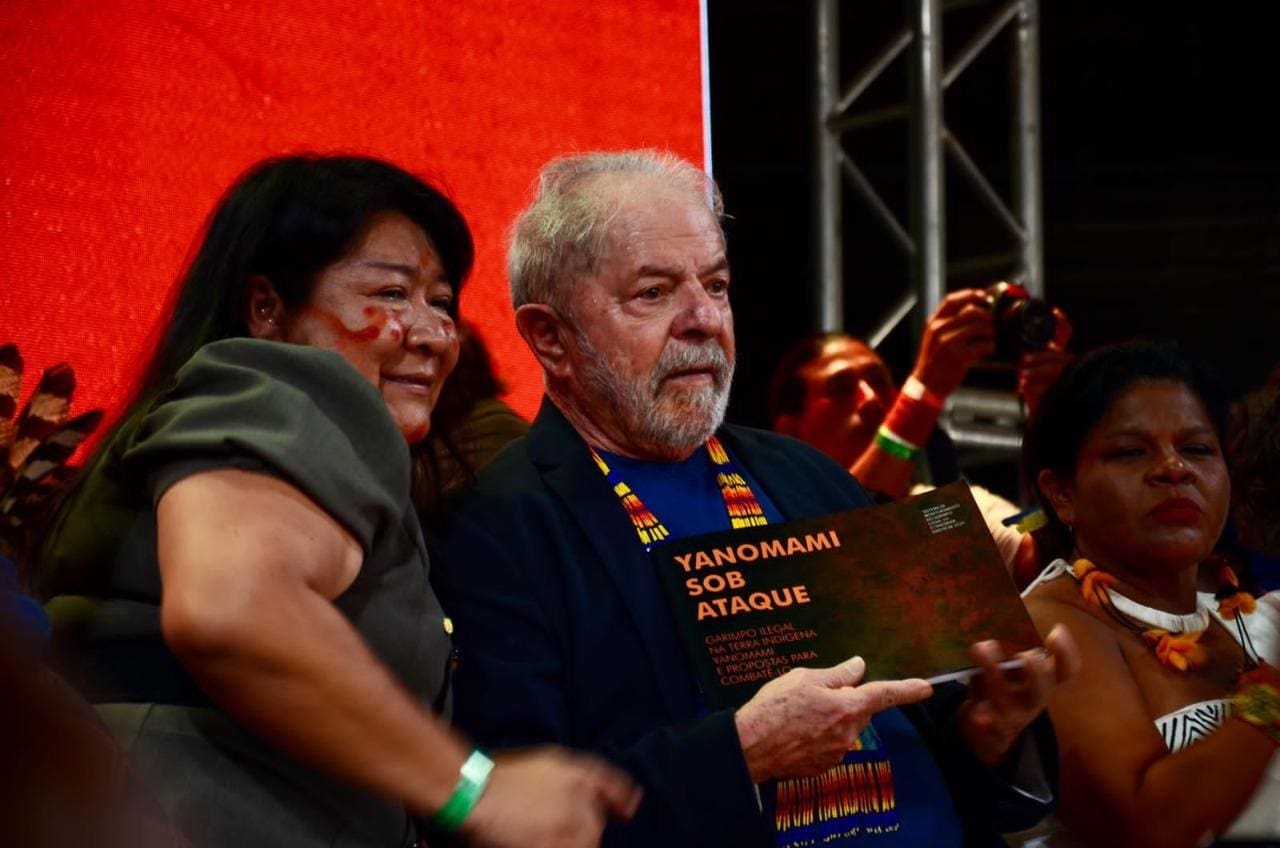 Ex-presidente Lula em visita ao Acampamento Terra Livre, em Brasília (DF)