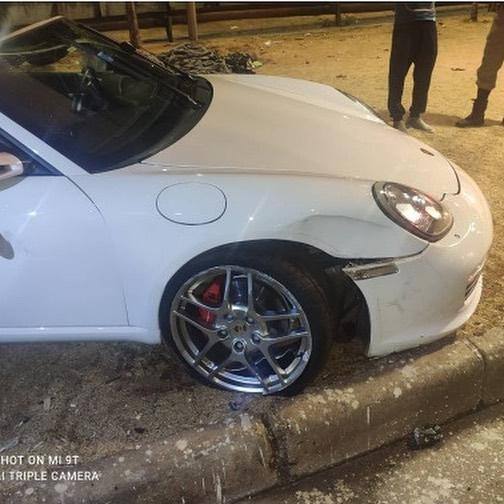 Motorista capotou Porsche ao ver mulher nua atravessando a rua