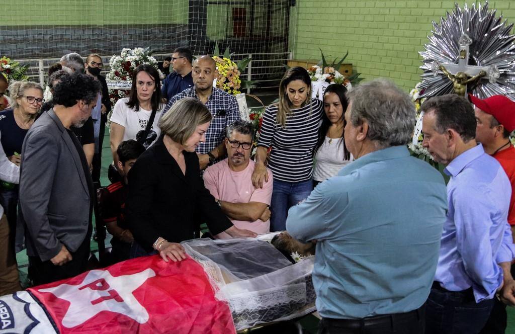 A presidente do PT, a deputada federal Gleisi Hoffmann, durante o velório de Marcelo Aloizio de Arruda, em Foz do Iguaçu (PR)