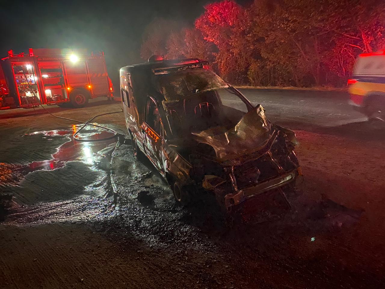 Ambulância foi tomada pelas chamas
