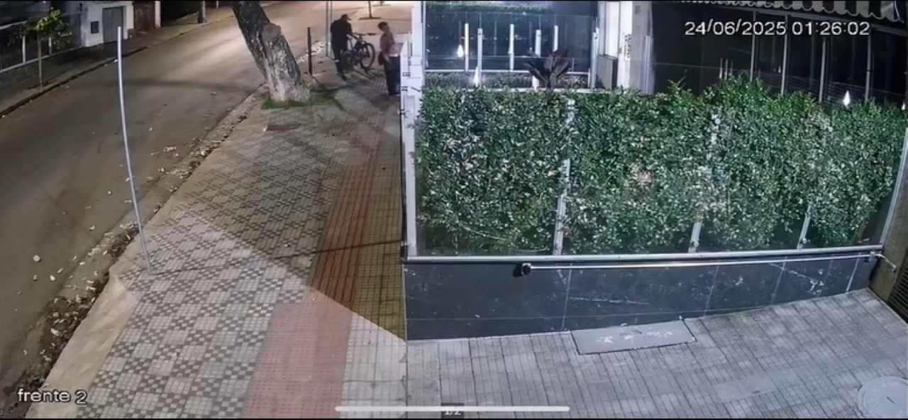 Casal invadiu prédio e furtou bicicleta avaliada em R$ 50 mil no São Pedro; câmeras de segurança registraram crime
