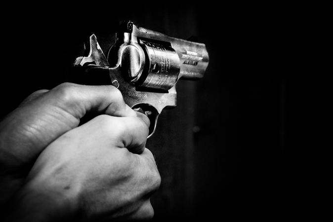 A vítima procurou sozinha por auxílio médico; o suspeito foi detido por posse ilegal de arma de fogo