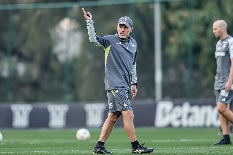 O técnico Gabriel Milito terá dor de cabeça para montar a equipe contra o Fluminense