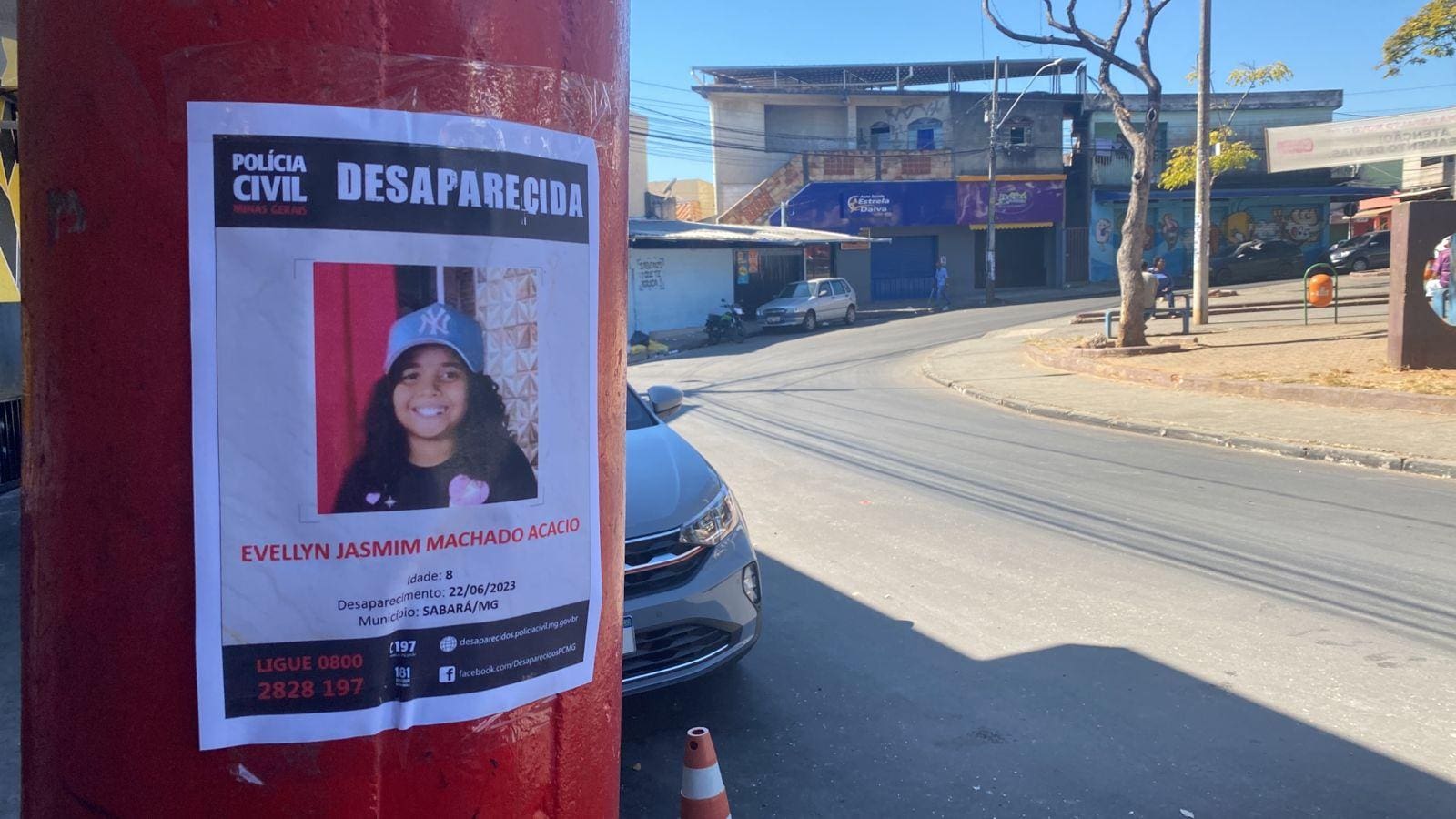 Imagem de um cartaz com a foto da menina desaparecida