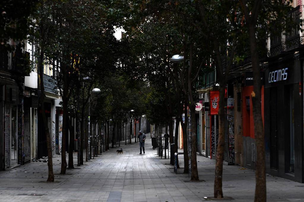 Homem caminha solitário por rua de Madri, na Espanha