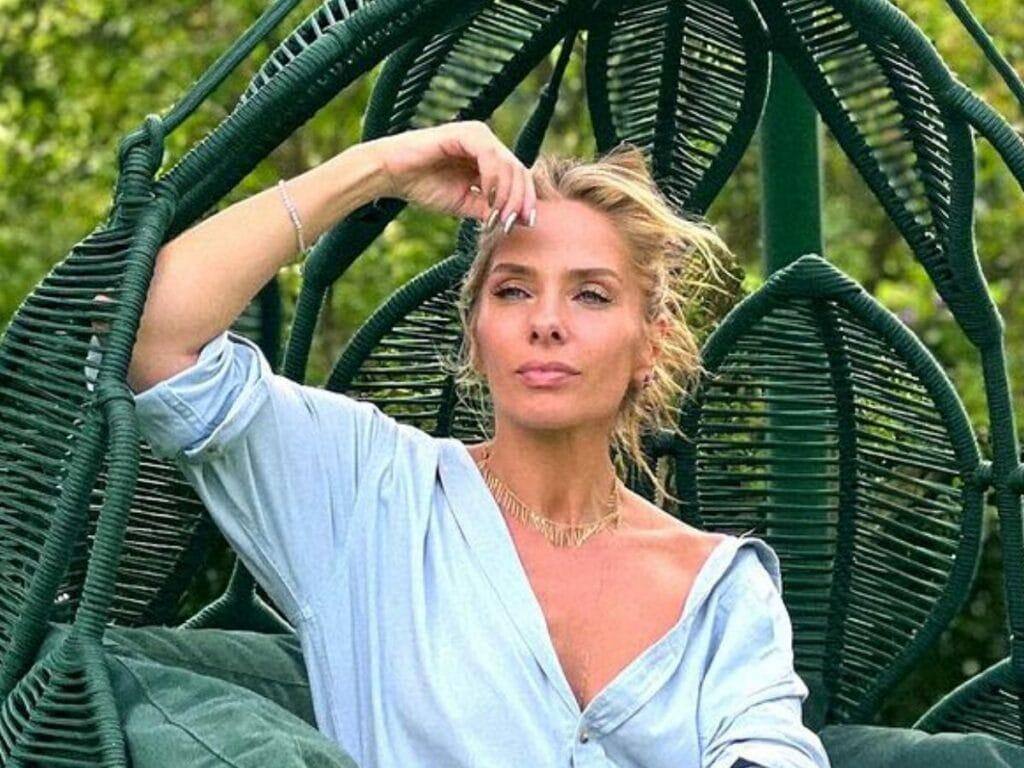 Adriane Galisteu exibe bumbum sarado em foto de biquíni e faz clima esquentar na web