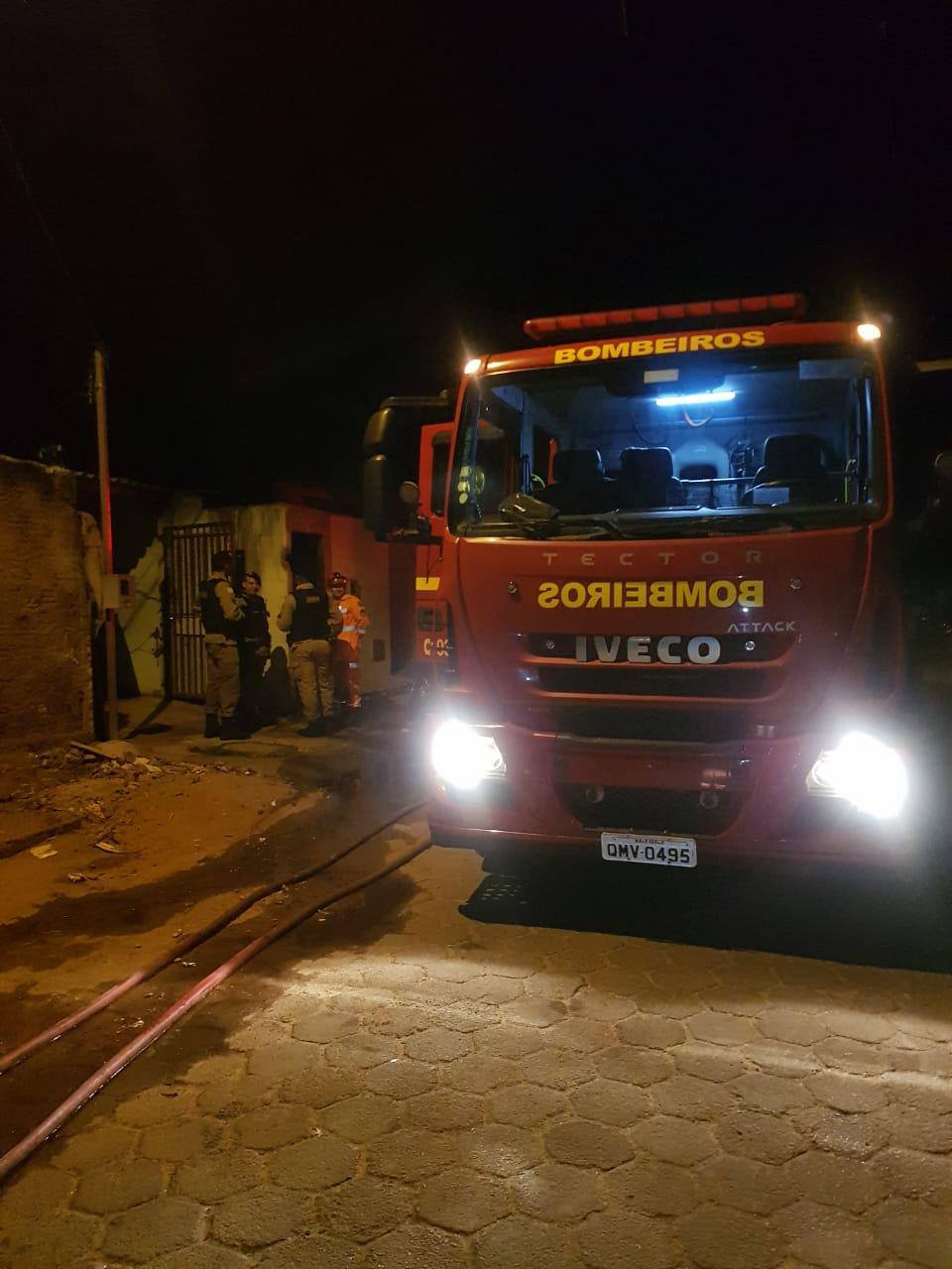 Bombeiros usaram 4000 litros de água para debelarem o incêndio