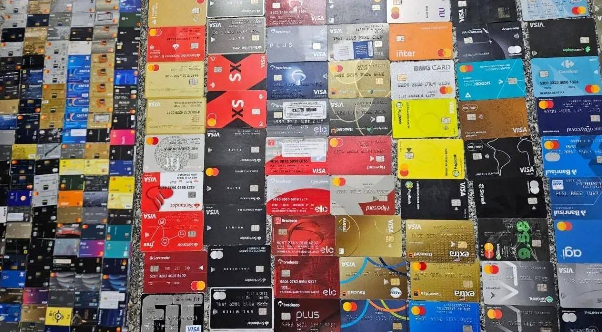 O suspeito estava com 452 cartões bancários e uma máquina de pagamentos
