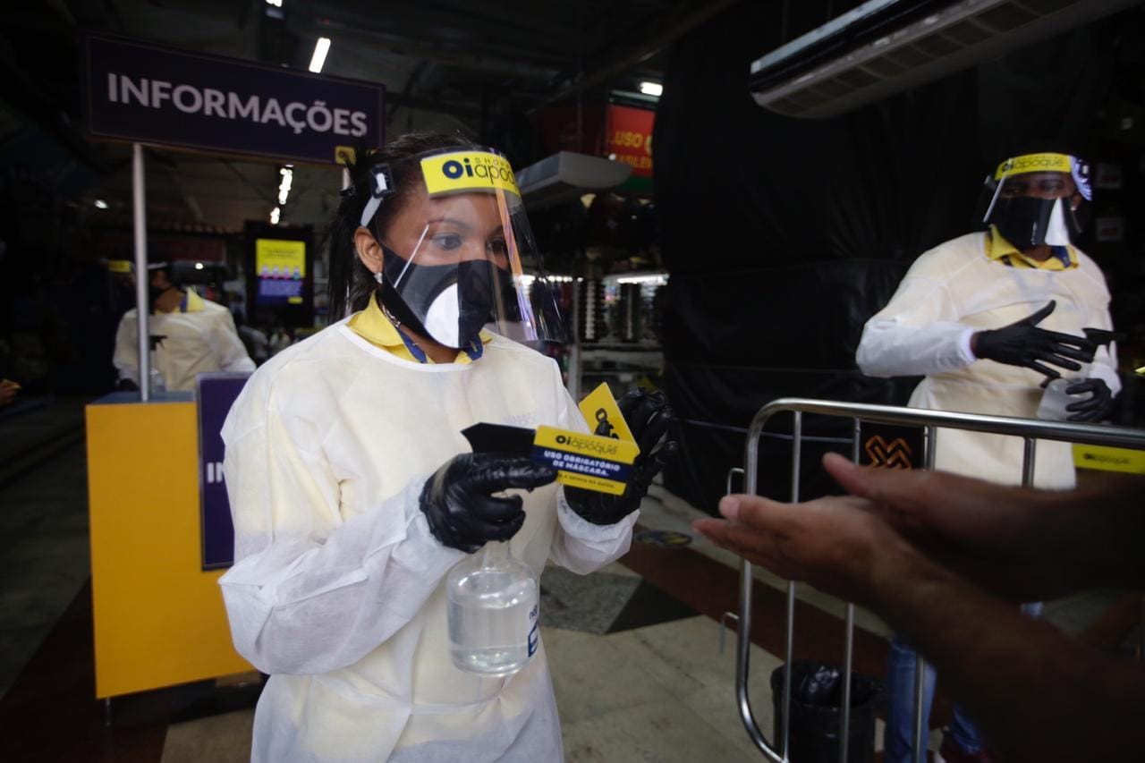 Álcool em gel é espirrado nas mãos de clientes antes da entrada no shopping