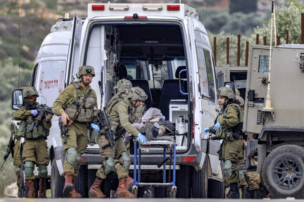 Militares israelenses colocam corpo de palestino dentro de ambulância 1142023
