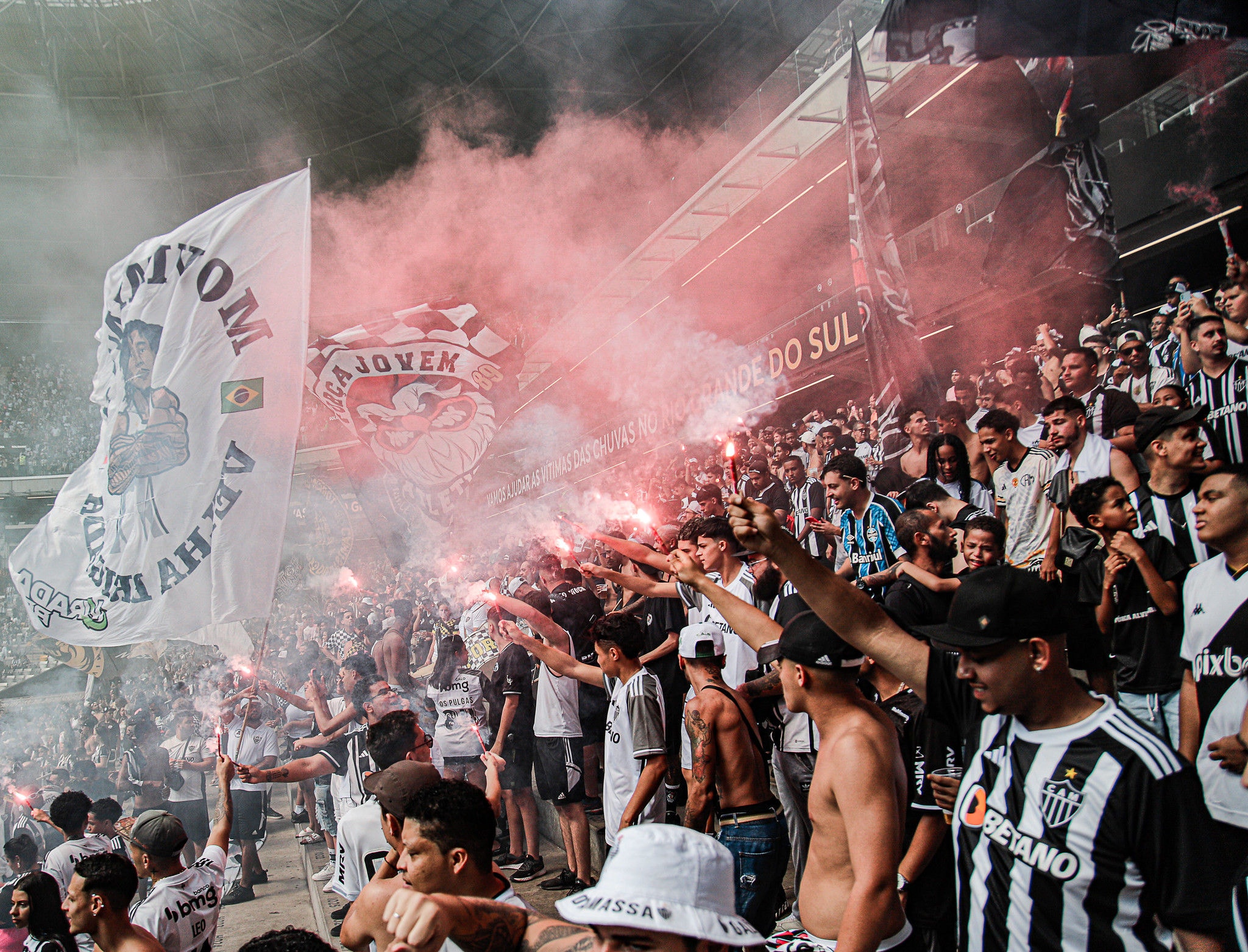 Torcida do Atlético faz a festa nas arquibancadas da Arena MRV; expectativa é de grande público para o duelo com o Vasco