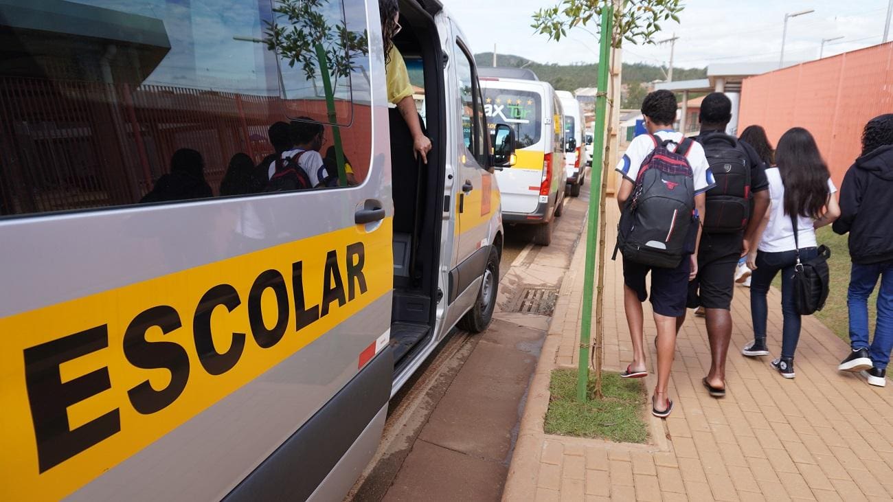 Antes da abertura oficial, aulas experimentais ocorreram no novo distrito com o transporte dos alunos em ônibus escolares