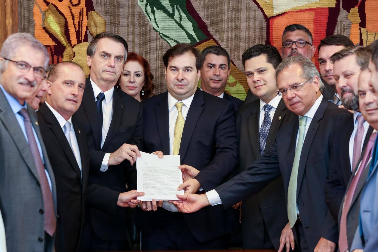 Jair Bolsonaro entregou pessoalmente o texto da reforma ao presidente da Câmara Rodrigo Maia