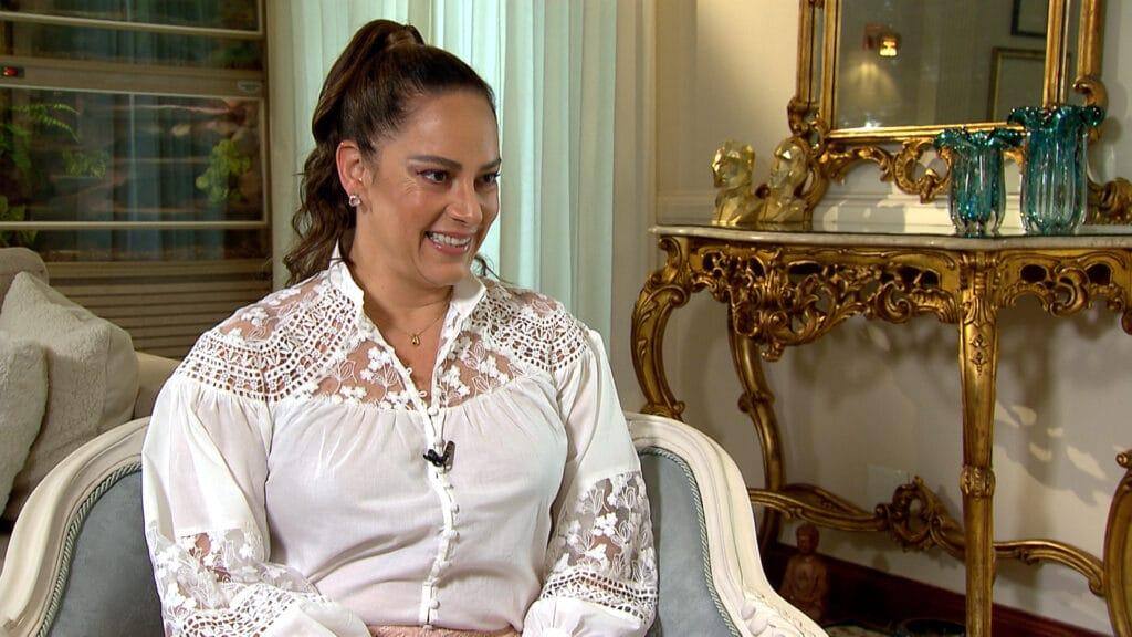 Silvia Abravanel abre o jogo sobre relação com Silvio Santos no Domingo Espetacular: “Dividi o pai do chefe”