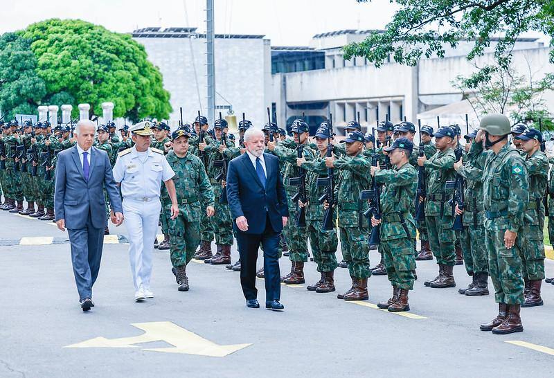 Presidente da República, Luiz Inácio Lula da Silva, durante chegada para o almoço com Almirantado do Comando da Marinha. Comando da Marinha, no dia 15 de março