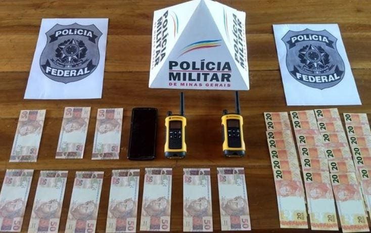 Foram apreendidos R$ 1 mil em cédulas falsas, um celular e dois rádios comunicadores