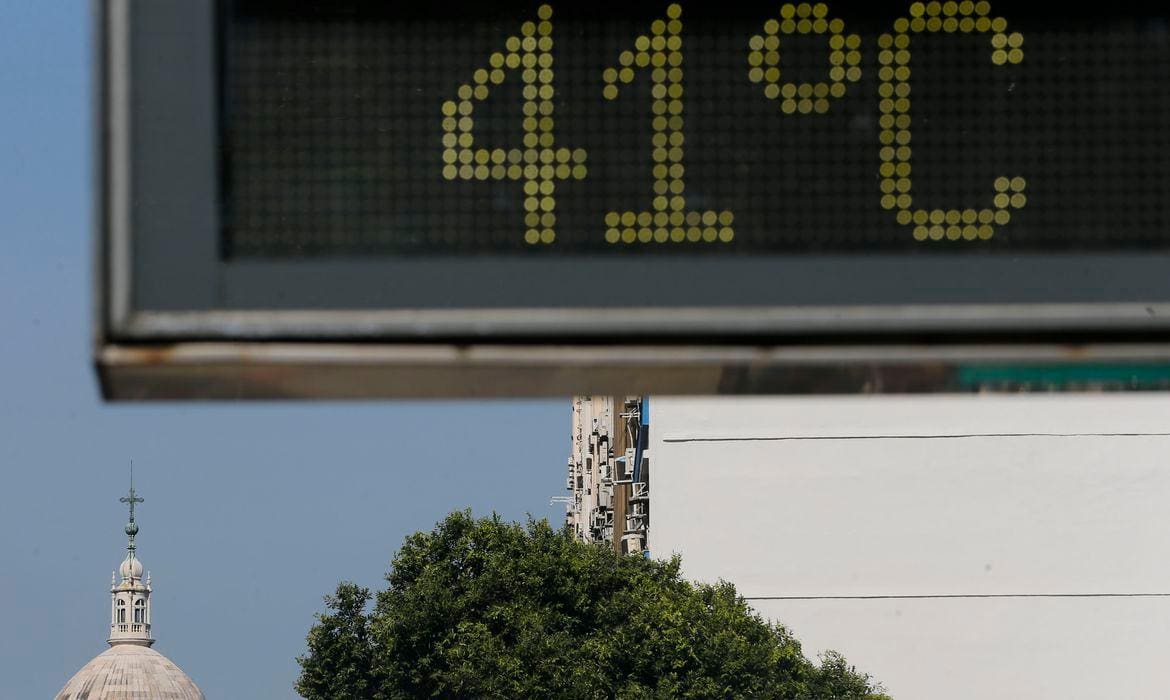 Imagem mostra termômetro com 41ºC