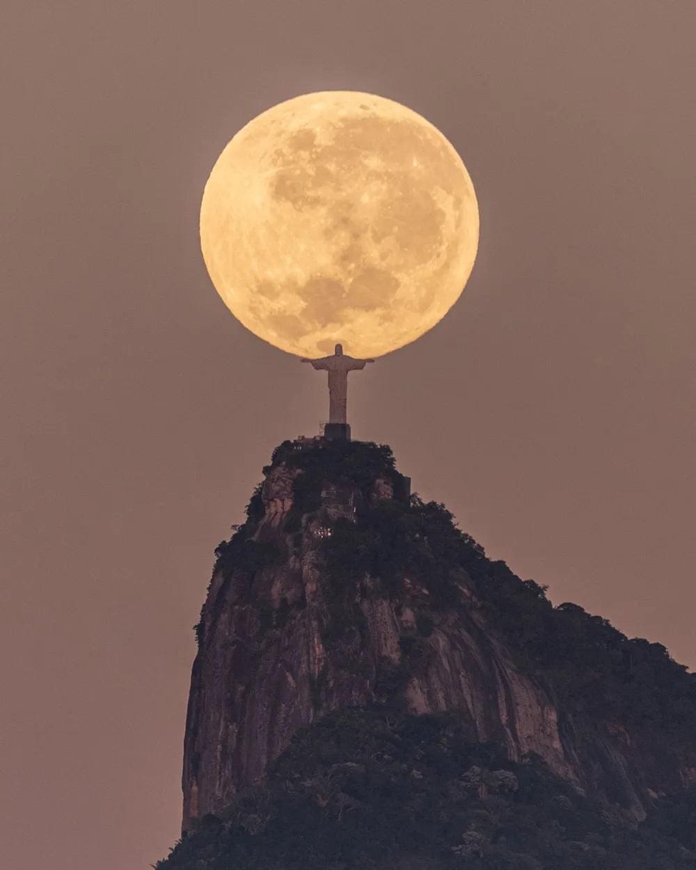 Cristo Redentor “segurando” a lua