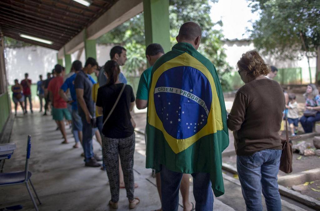 Eleitores em fila esperam o momento para votar em uma seção do Rio de Janeiro