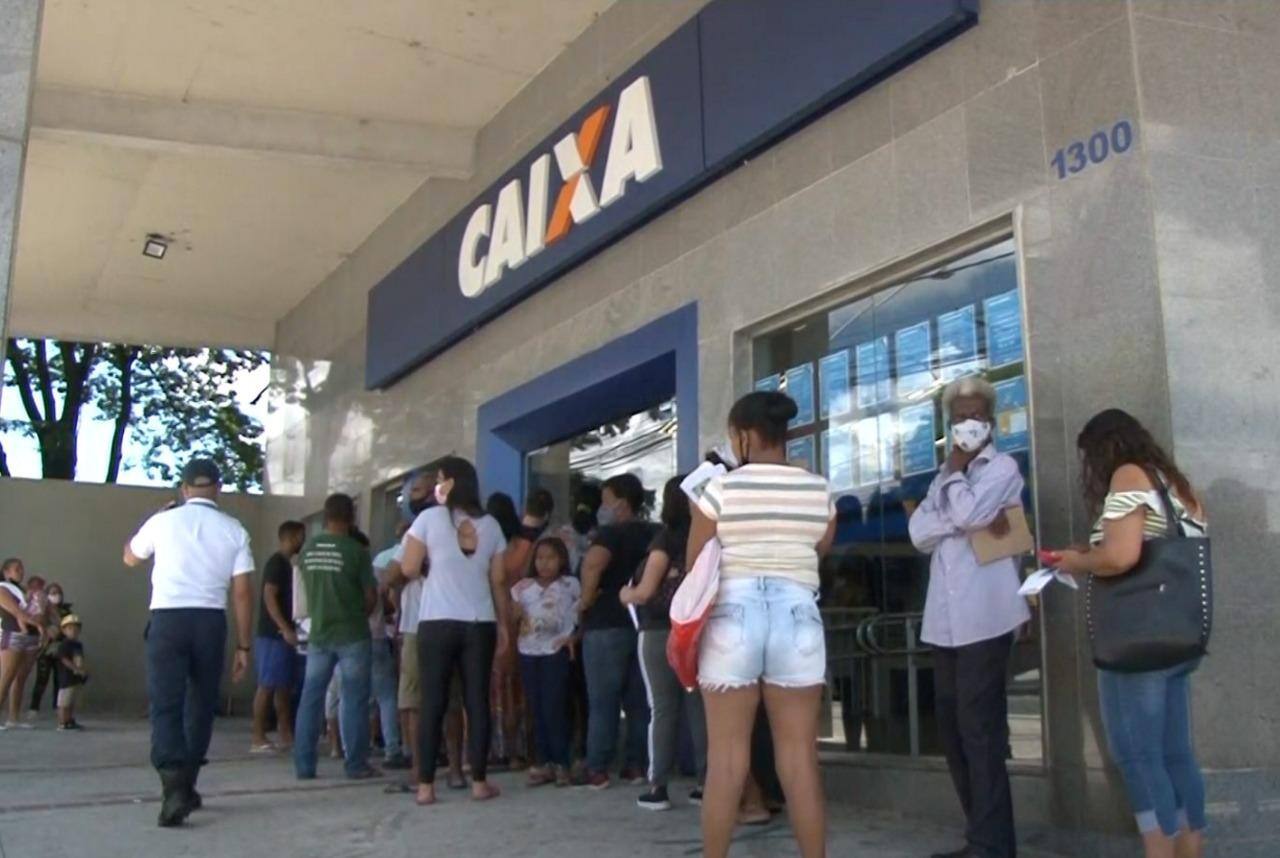 Nesta semana, beneficiários do Auxílio Brasil fizeram fila em agências da Caixa em BH