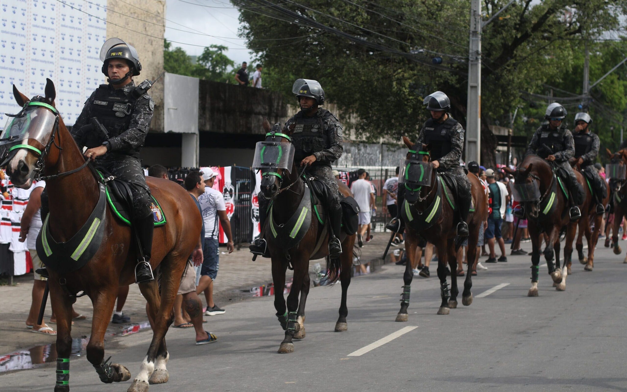 Policia Militar no entorno do Arruda antes de Santa Cruz x Sport (foto: Marlon Costa/AGIF)