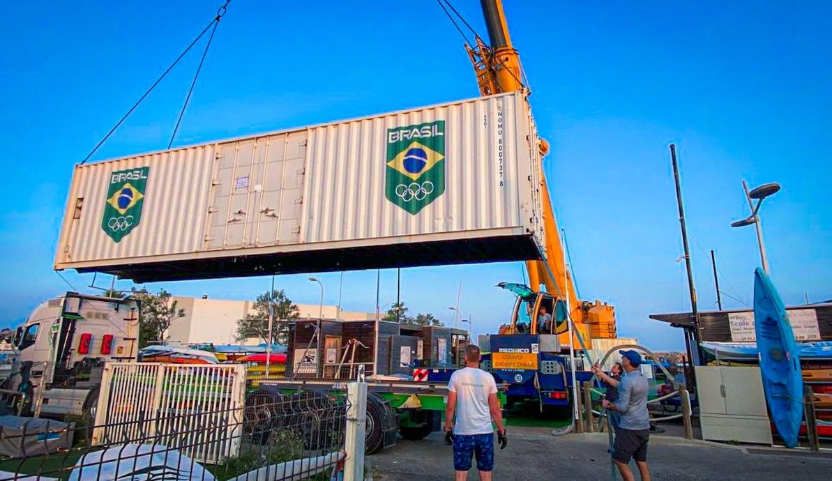 Contêiner do COB chega a Marselha, sede da Vela em Paris 2024 