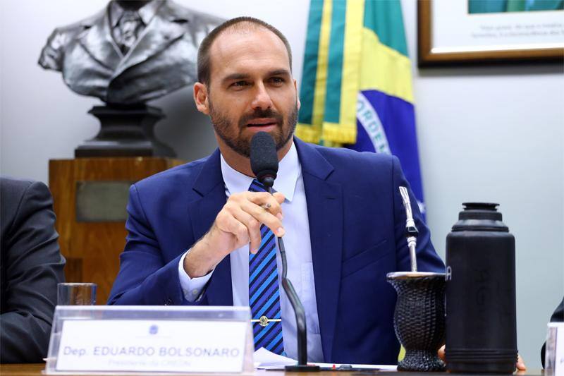 Eduardo Bolsonaro (foto) e seu irmão Carlos são a favor da saída de Ramos