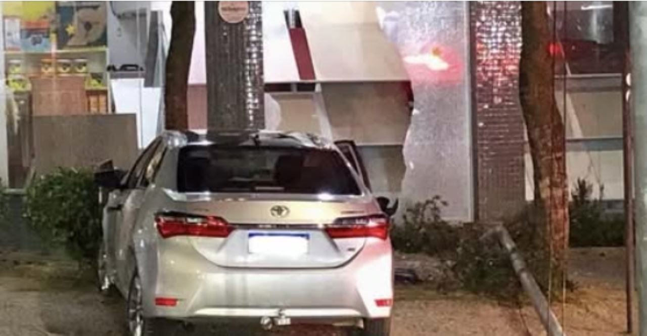 Motorista perdeu consciência após convulsão e colidiu com vitrine em Timóteo