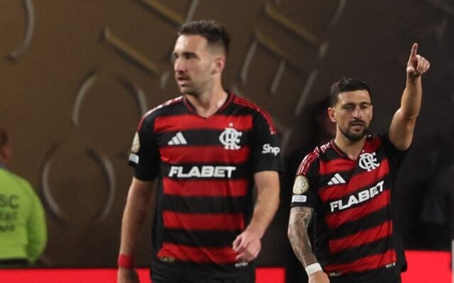 Léo Ortiz em comemoração de gol de Arrascaeta contra o Espérance no Mundial de Clubes (Foto: FRANCK FIFE / AFP)
