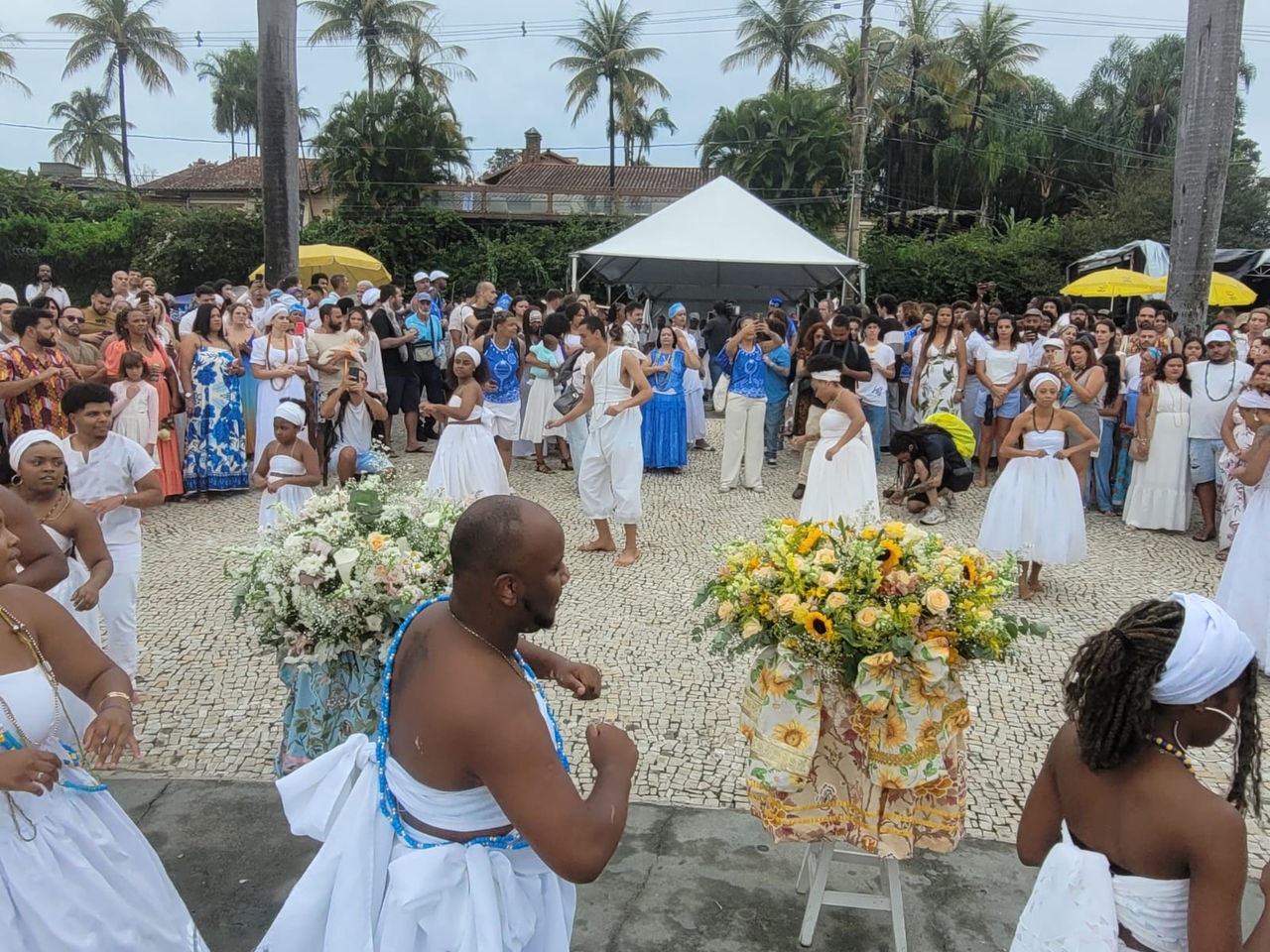 A celebração, basicamente, começa com uma roda de dança, conduzida por uma música ao ritmo de tambores, trompetes e agogô