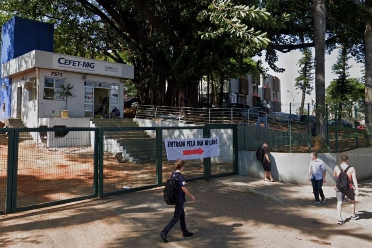 Imagem mostra a fachada do Cefet-MG, em BH