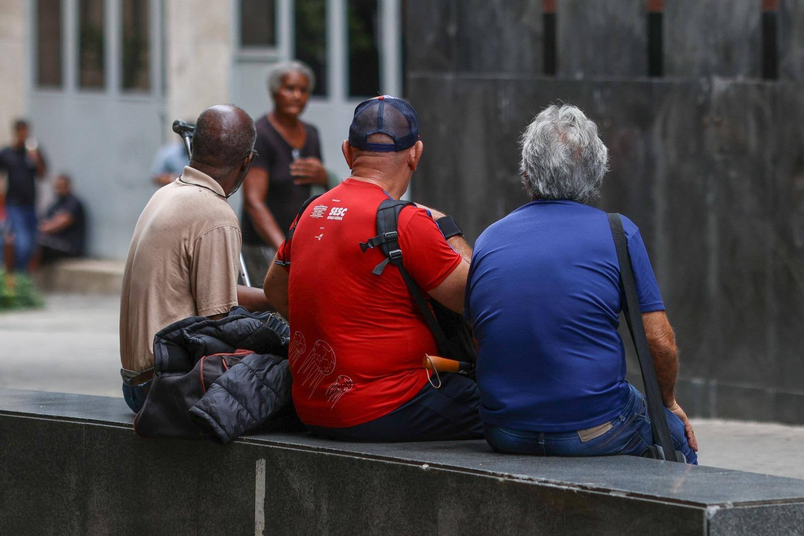 Homens idosos costumam ficar mais tempo nas praças que mulheres