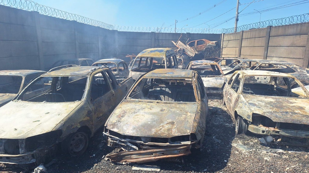 Carros ficaram destruídos pelas chamas
