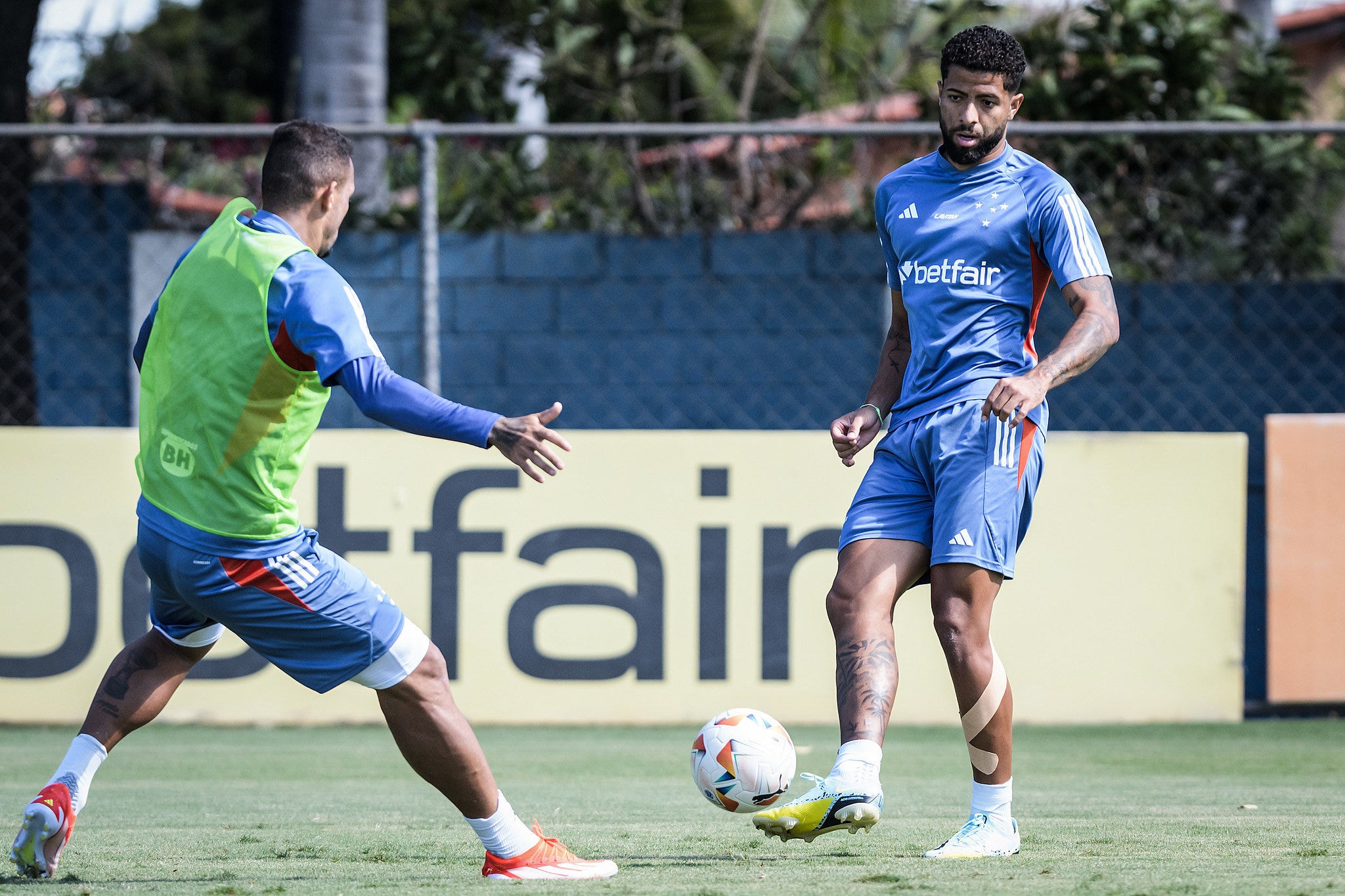 Zagueiro João Marcelo e Cruzeiro encaminham acordo por permanência 