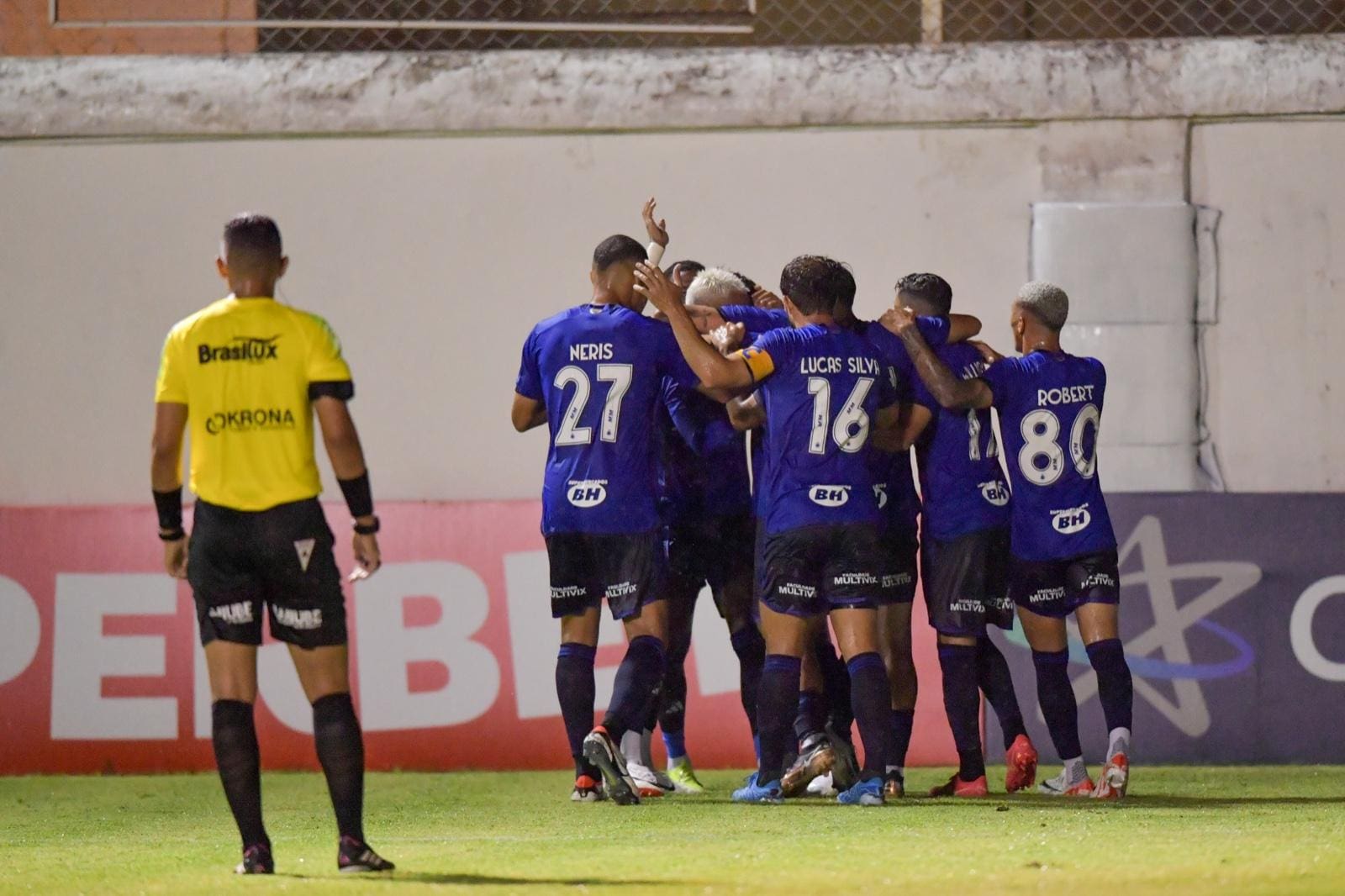 Jogadores do Cruzeiro comemoram gol durante a vitória de 2 a 1 sobre o Villa Nova, em Nova Lima