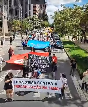 Servidores da educação manifestam em frente à Assembleia Legislativa de Minas Gerais