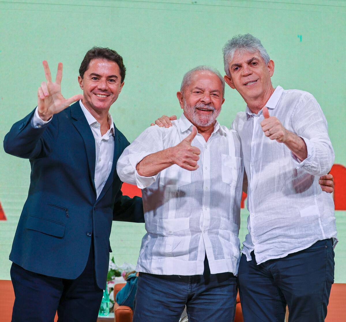 Ex-presidente Lula (PT) participou de ato público em Campina Grande (PB) ao lado de Veneziano Vital do Rêgo, do MDB (à esq.) e Ricardo Coutinho do PT (à dir.)