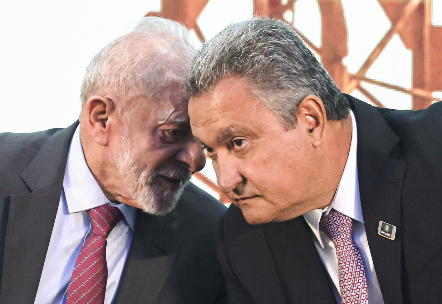 O presidente Lula discute com sua equipe, incluindo Rui Costa, como o Brasilvai reagir ao novo 'tarifaço' de Donald Trump